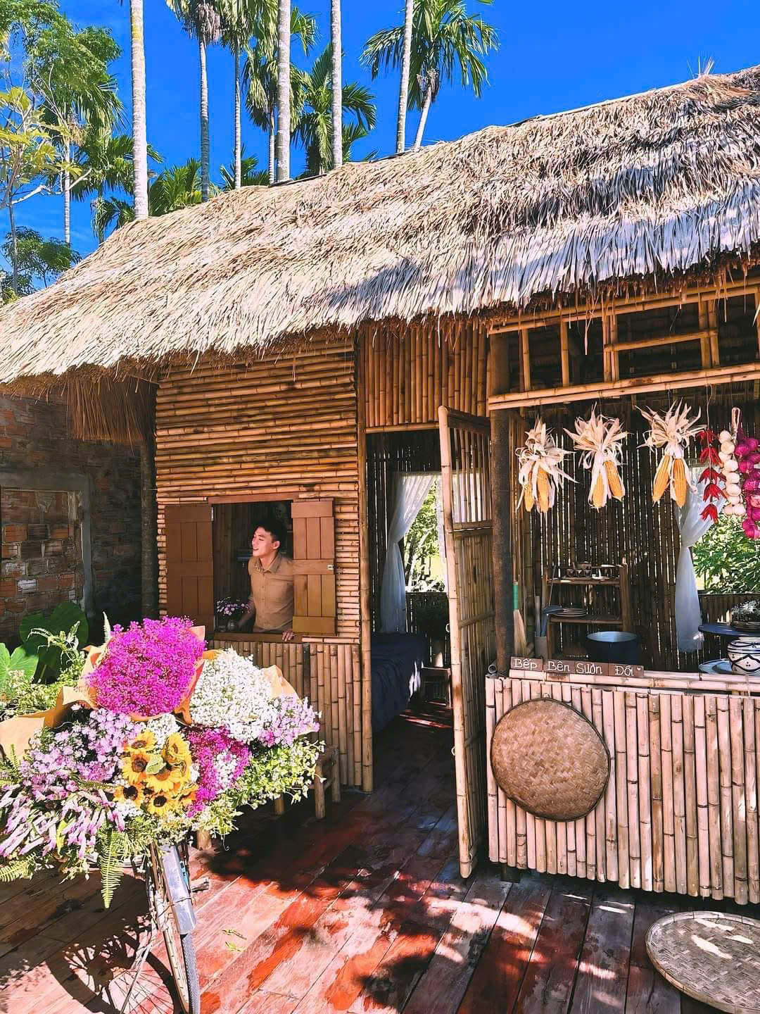 Dựng gian hàng tre làm hội chợ ở công viên