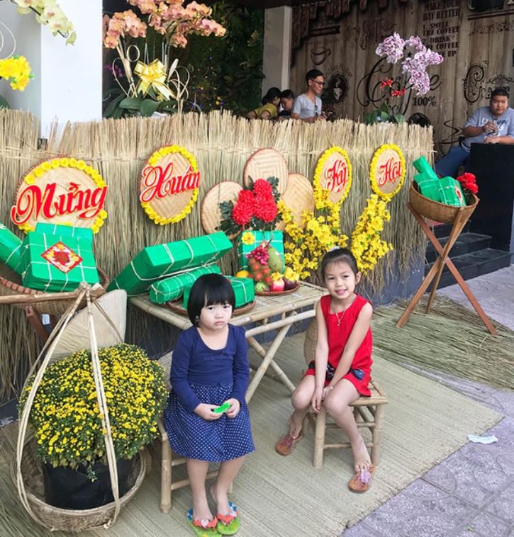 Dựng gian hàng tre làm hội chợ ở công viên
