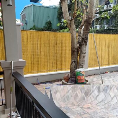 THI CÔNG ỐP HÀNG RÀO BẰNG MÀNH TRE