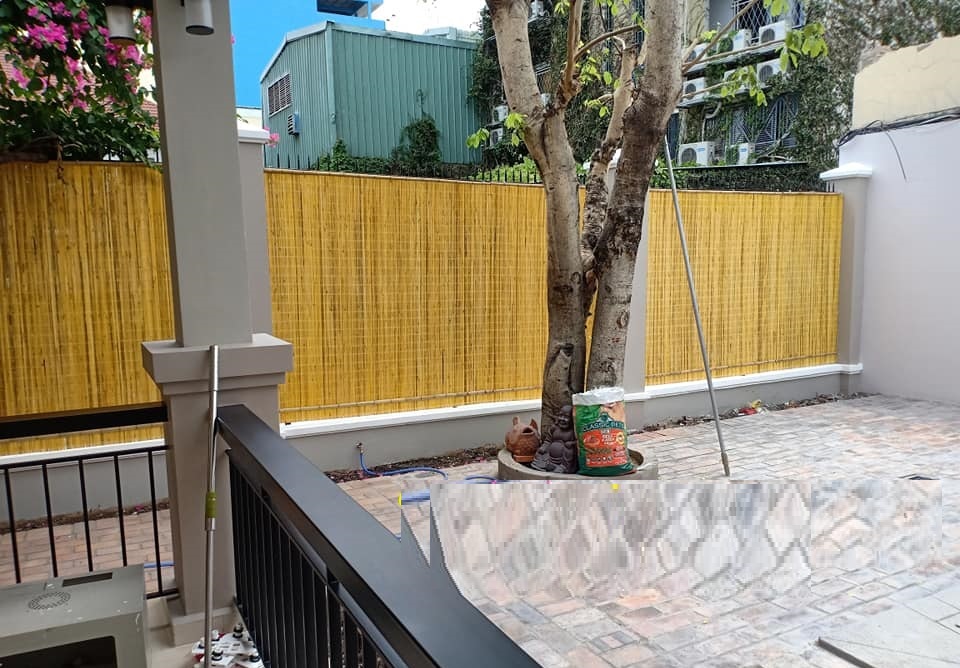 THI CÔNG ỐP HÀNG RÀO BẰNG MÀNH TRE THI CÔNG ỐP HÀNG RÀO BẰNG MÀNH TRE